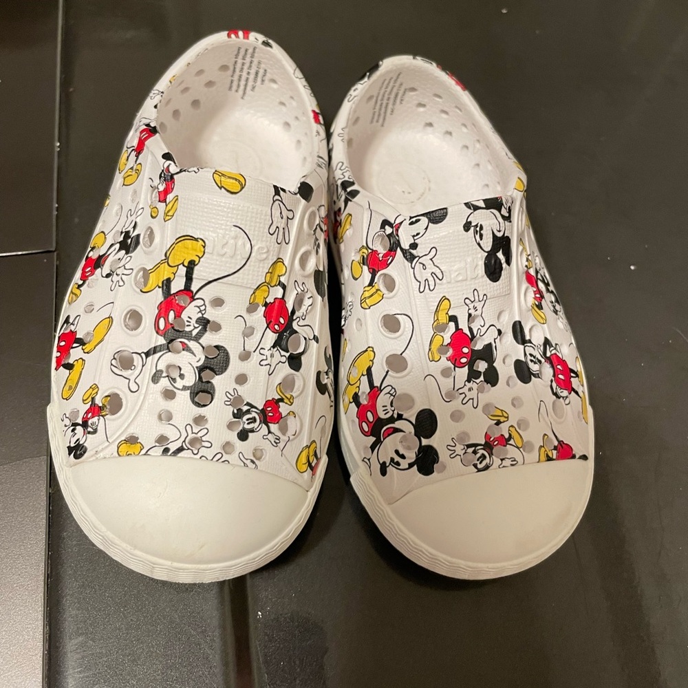 Native Children’s Disney Shoe Size 5 EUC